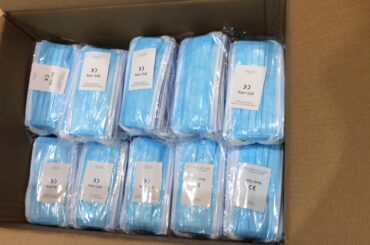 El Ayuntamiento de El Molar reparte mascarillas a las personas que se incorporan a su actividad laboral