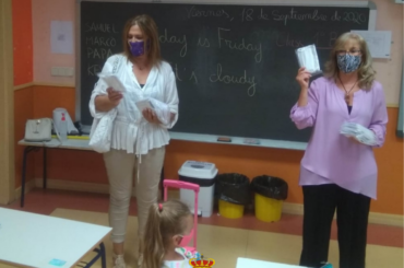 El Ayuntamiento de El Molar, a través de la Concejalía de Educación, entrega un pack de mascarillas al alumnado escolarizado en los dos colegios públicos del municipio